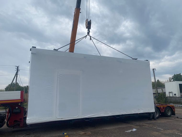 Project cargo modular unit prepared for heavy-machinery relocation logistics in Ukraine