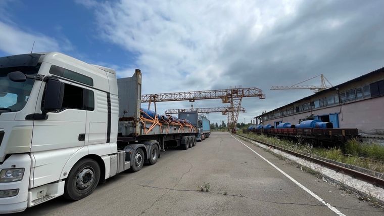 Truck and rail loading under the gantry cranes at the NOVALOG container terminal in Odesa
