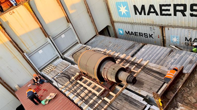 Контейнеровоз на європейському морському сервісі з вантажем до України